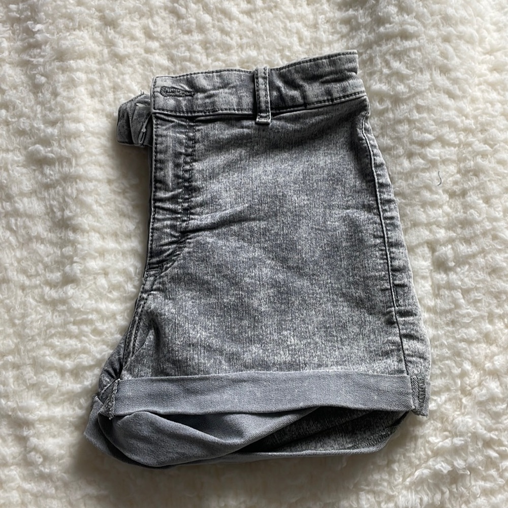 H&M Divided Cuffed Jean Shorts in Grey - Size 8